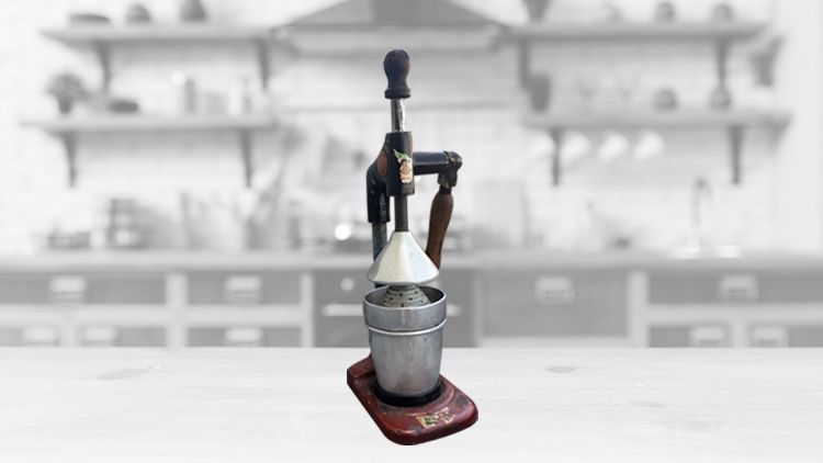 Early cast Maskot juicer, black and white